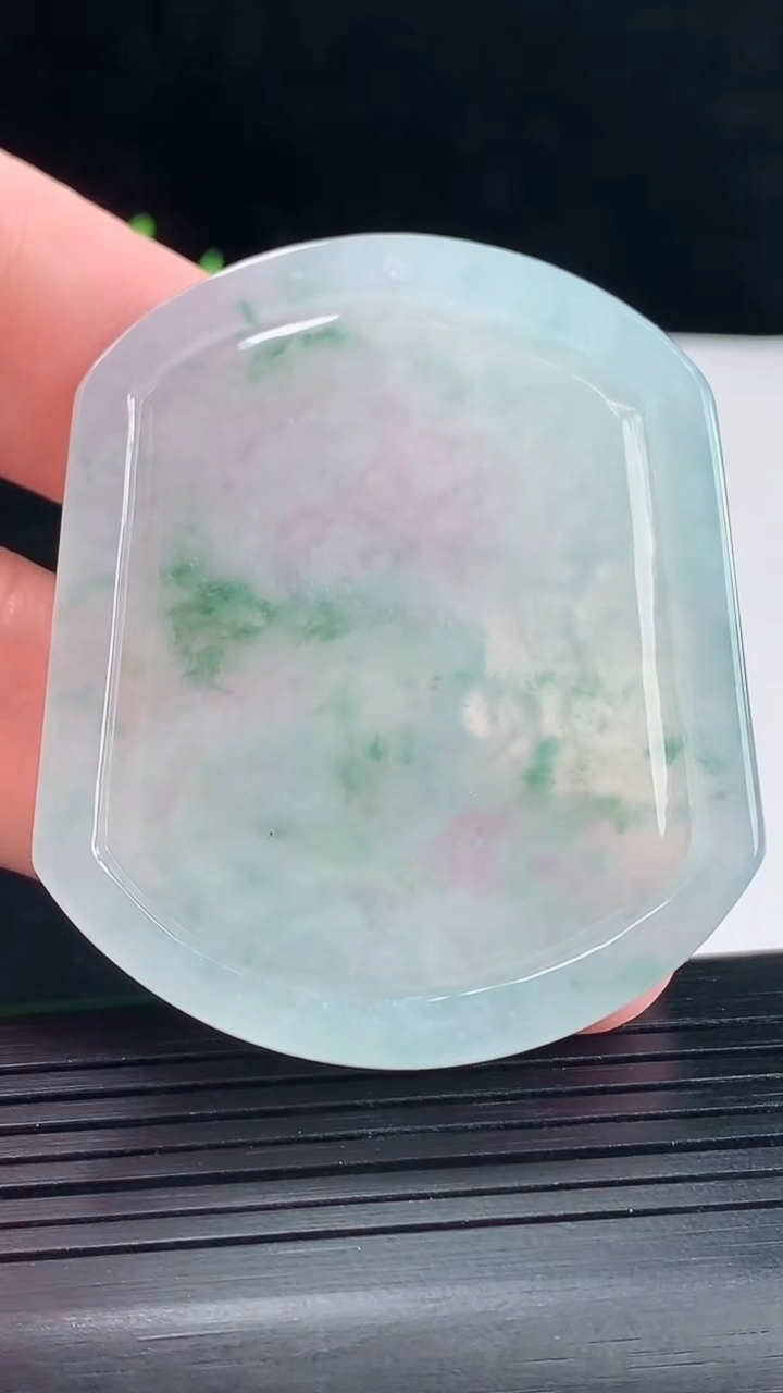 天然A货翡翠冰种飘花生肖鼠吊坠，尺寸52-44-4.5重量:24.54g
5月9日