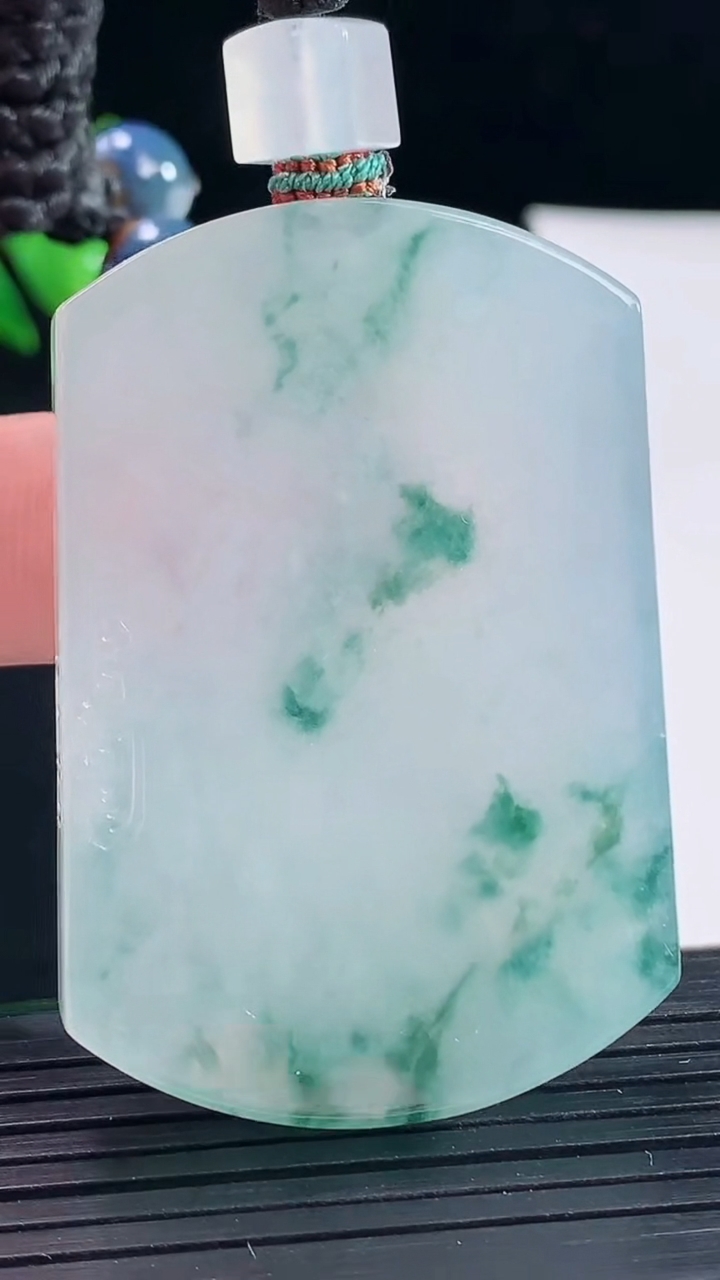 天然A货翡翠种飘花仿古无事牌吊坠，尺寸52-35-6重量:34.68g
5月9日
