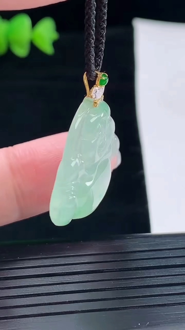 天然A货翡翠佛公吊坠，尺寸25-27-5重量:5.34g
5月9日
