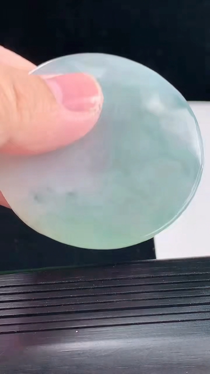 天然A货翡翠素衣观音吊坠，尺寸54-5.8重量:32.54g
5月9日