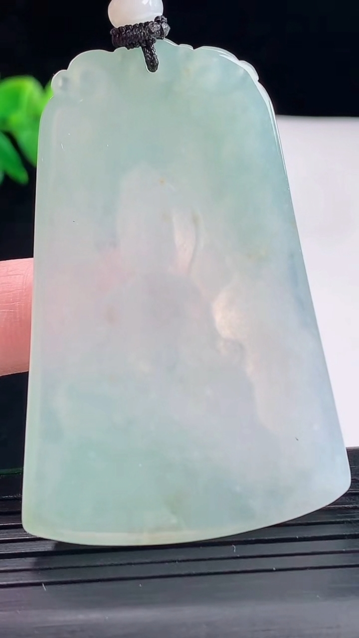 天然A货翡翠虚空藏菩萨吊坠，尺寸60-41-5重量:30.22g
5月9日