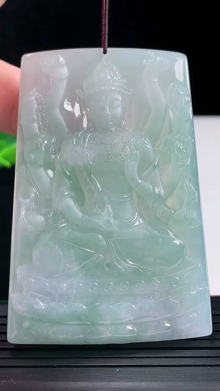 天然A货翡翠千手观音菩萨吊坠，尺寸69-47.5-5.5重量:45.14g
5月9日