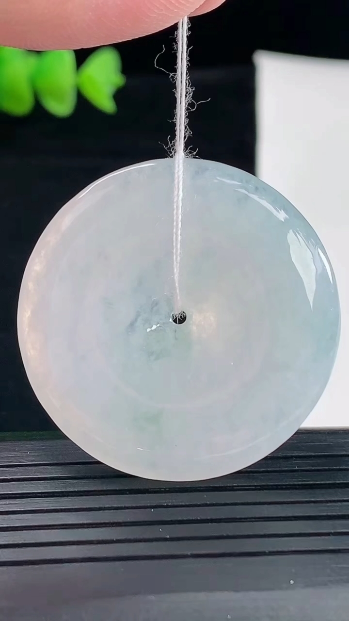天然A货翡翠平安扣吊坠，尺寸37-5.5重量:16.19g
5月9日
