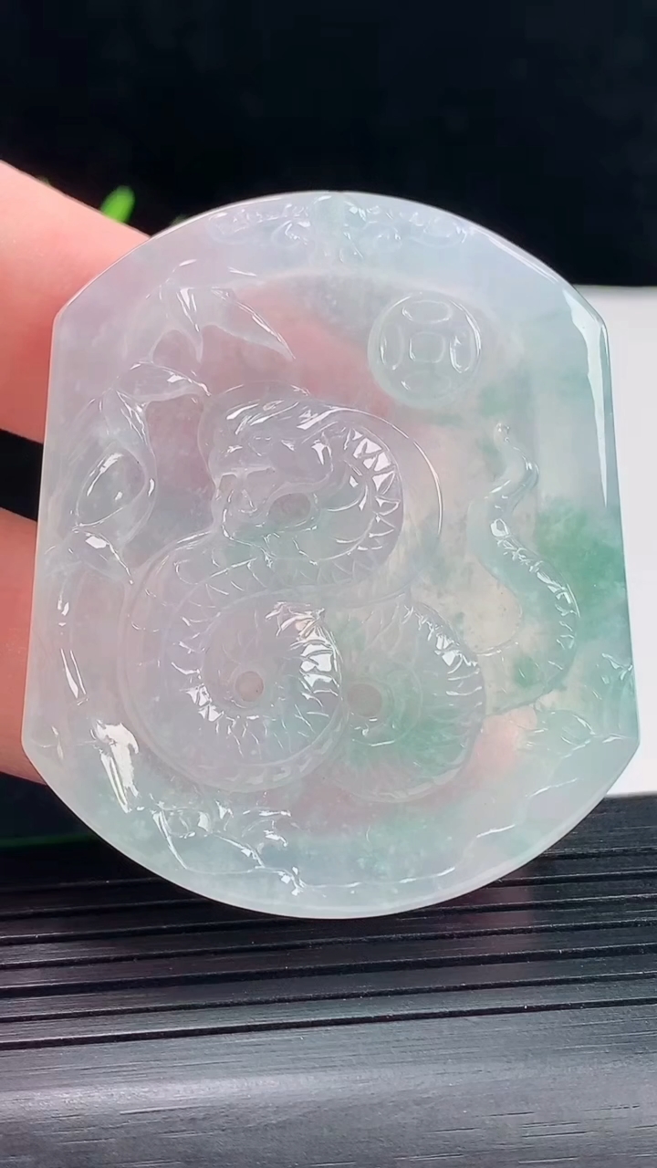 天然A货翡翠生肖蛇吊坠，尺寸52-44-5重量:25.52g
5月9日