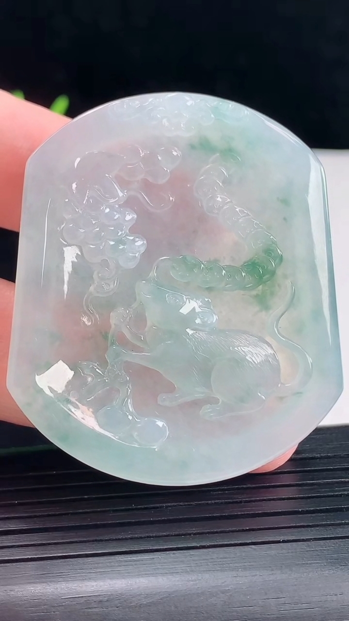 天然A货翡翠冰种飘花生肖鼠吊坠，尺寸52-44-4.5重量:24.54g
5月9日