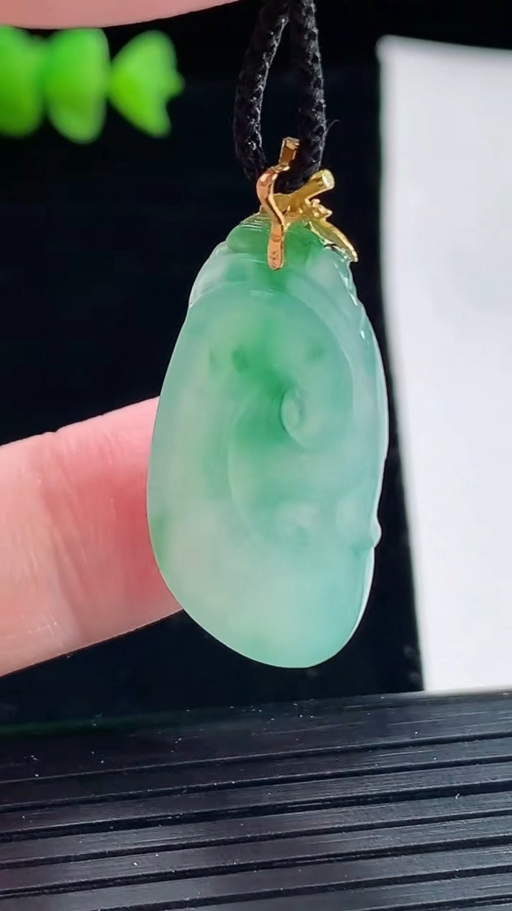 天然A货翡翠如意吊坠，尺寸28-18-5重量:5.14g
5月9日