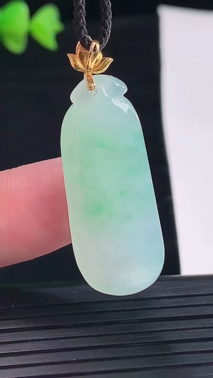 天然A货翡翠福瓜吊坠，尺寸34-13.5-8.2重量:6.64g
5月9日