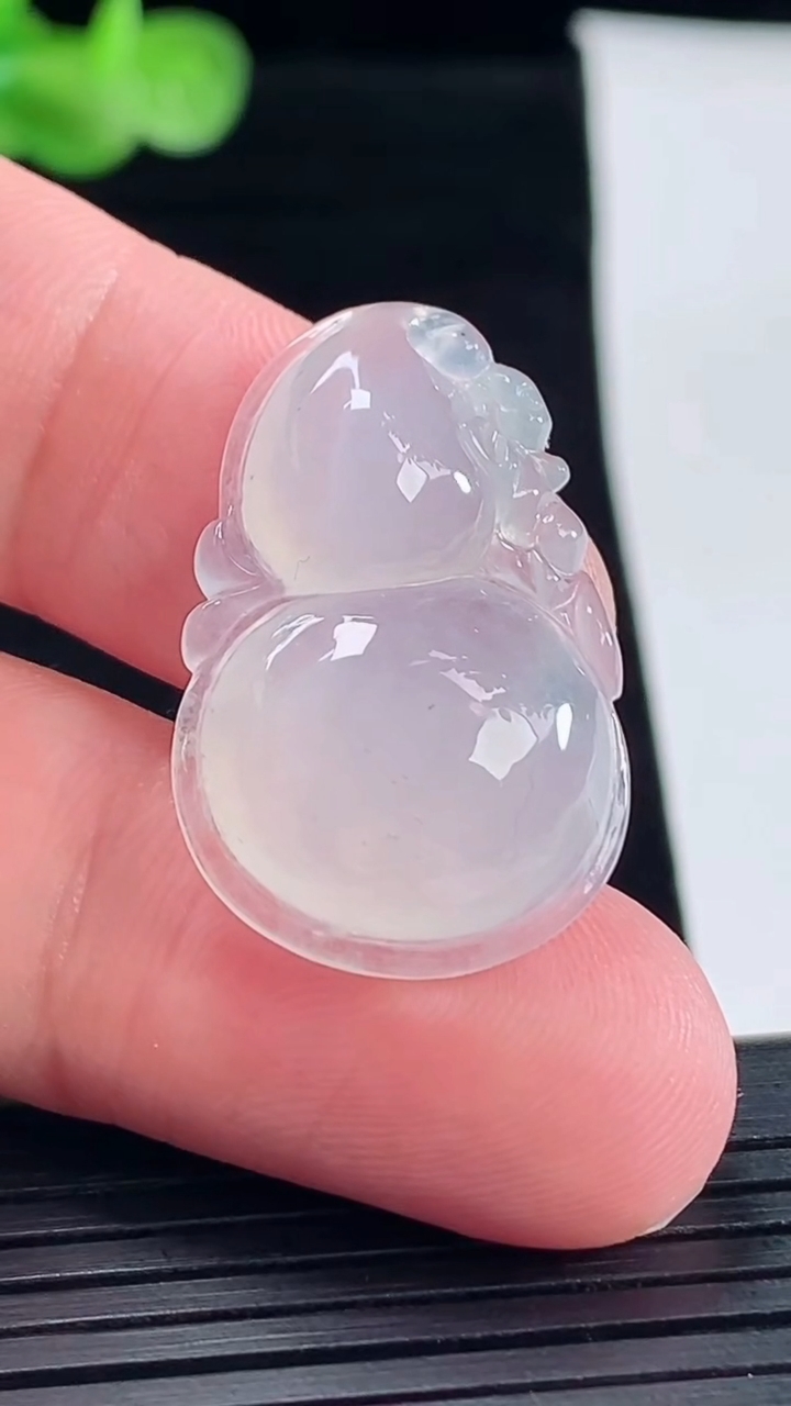 天然A货翡翠葫芦吊坠，尺寸29.5-19-6重量:5.00g
5月9日