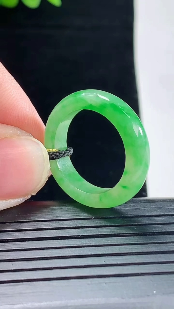 天然A货翡翠玉指环 戒指，尺寸18-5-3.5重量:3.67g2026年5月9日
工厂直销收藏佳品,