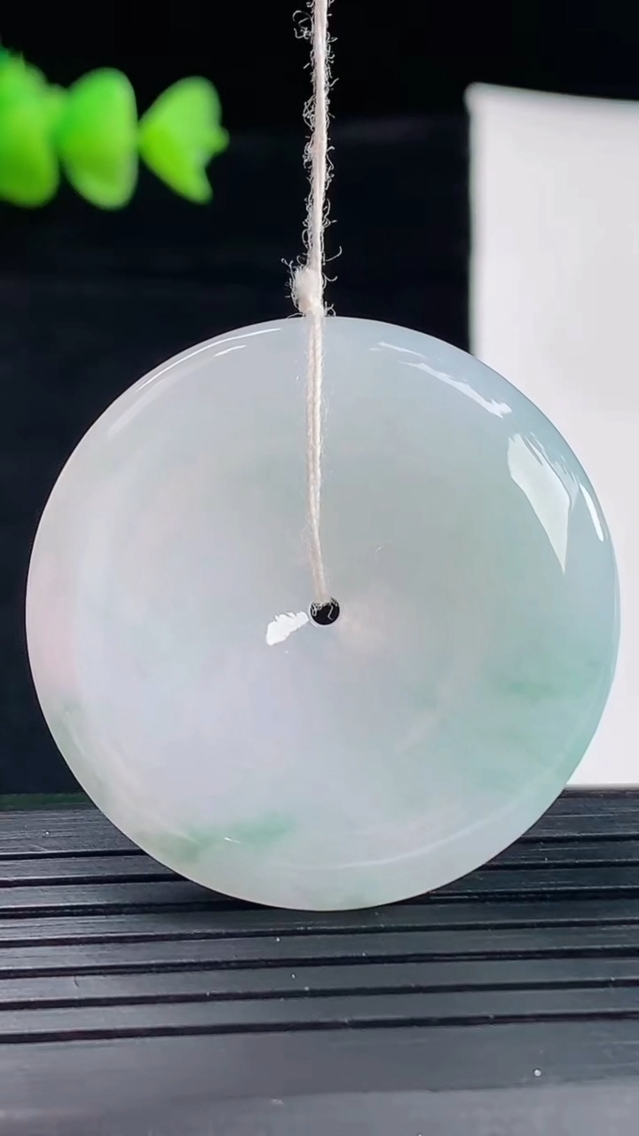 天然A货翡翠飘花平安扣吊坠，尺寸36-5.8重量:16.24g
5月9日