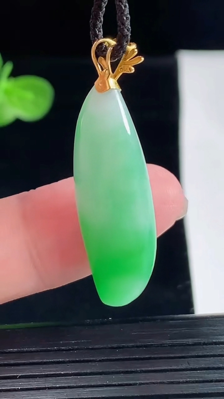 天然A货翡翠随形吊坠，尺寸32-14-7.6重量:5.67g
5月9日