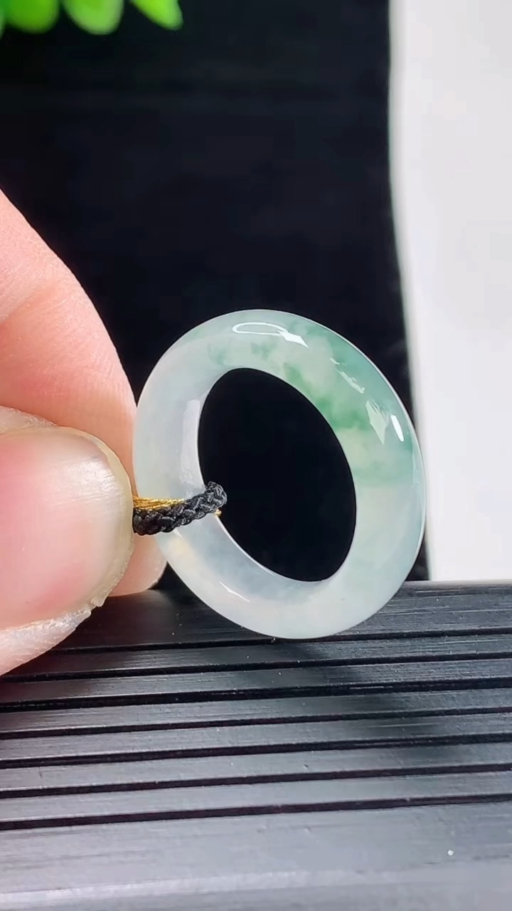天然A货翡翠飘花玉指环 戒指，尺寸16.3-6-4重量:3.49g2026年5月9日
工厂直销收藏佳