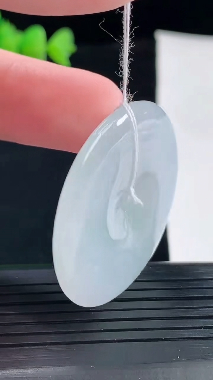 天然A货翡翠平安扣吊坠，尺寸37-5.5重量:16.19g
5月9日