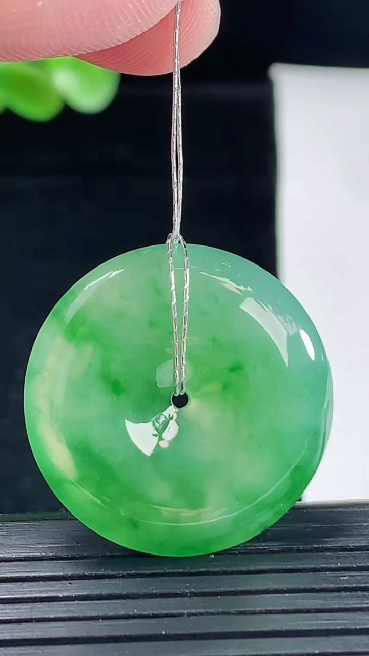天然A货翡翠平安扣吊坠，尺寸28-5.8重量:8.89g
5月9日