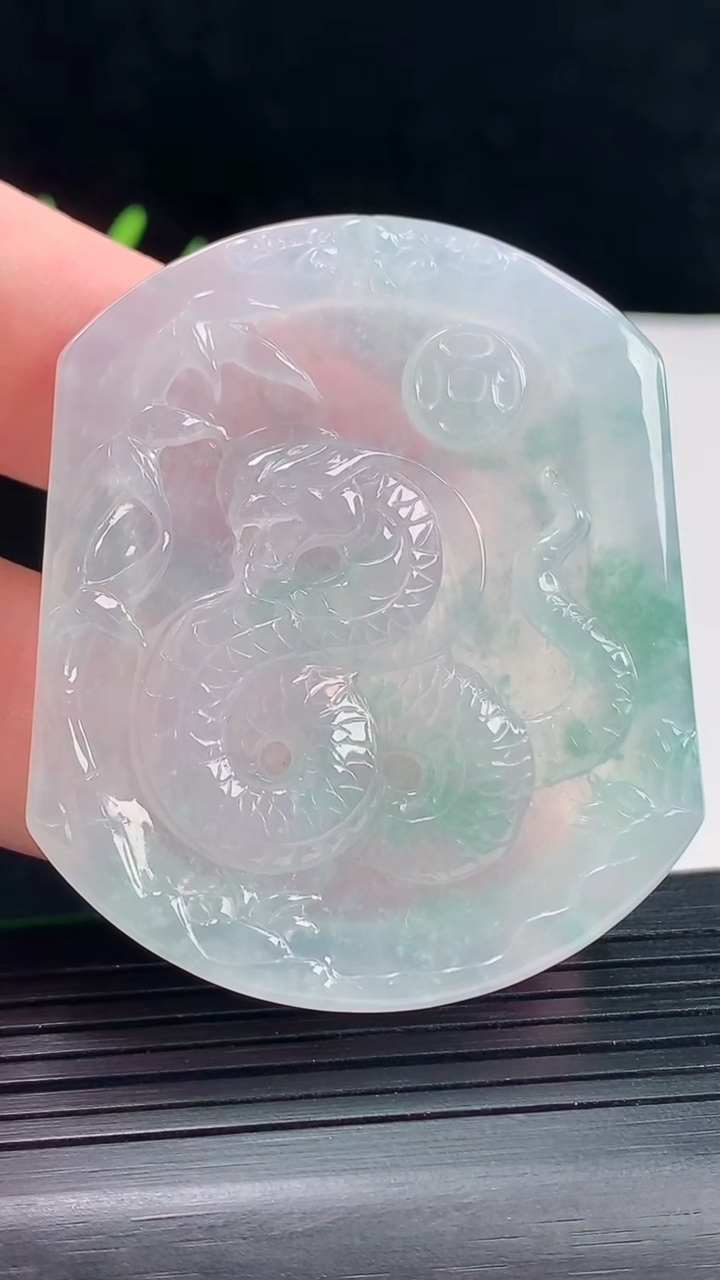 天然A货翡翠生肖蛇吊坠，尺寸52-44-5重量:25.52g
5月9日