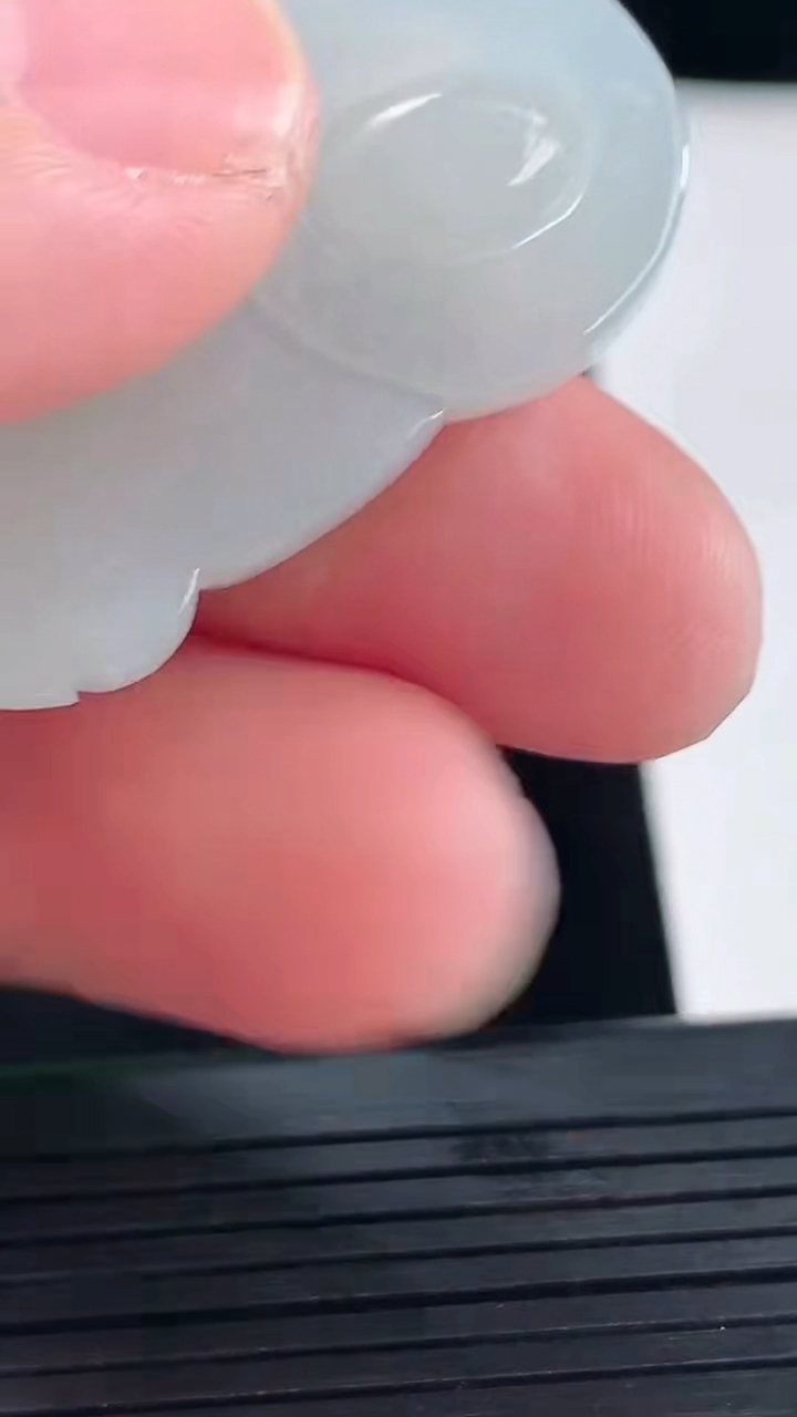 天然A货翡翠素衣观音吊坠，尺寸36.8-30.8-9.2重量:19.90g
5月9日