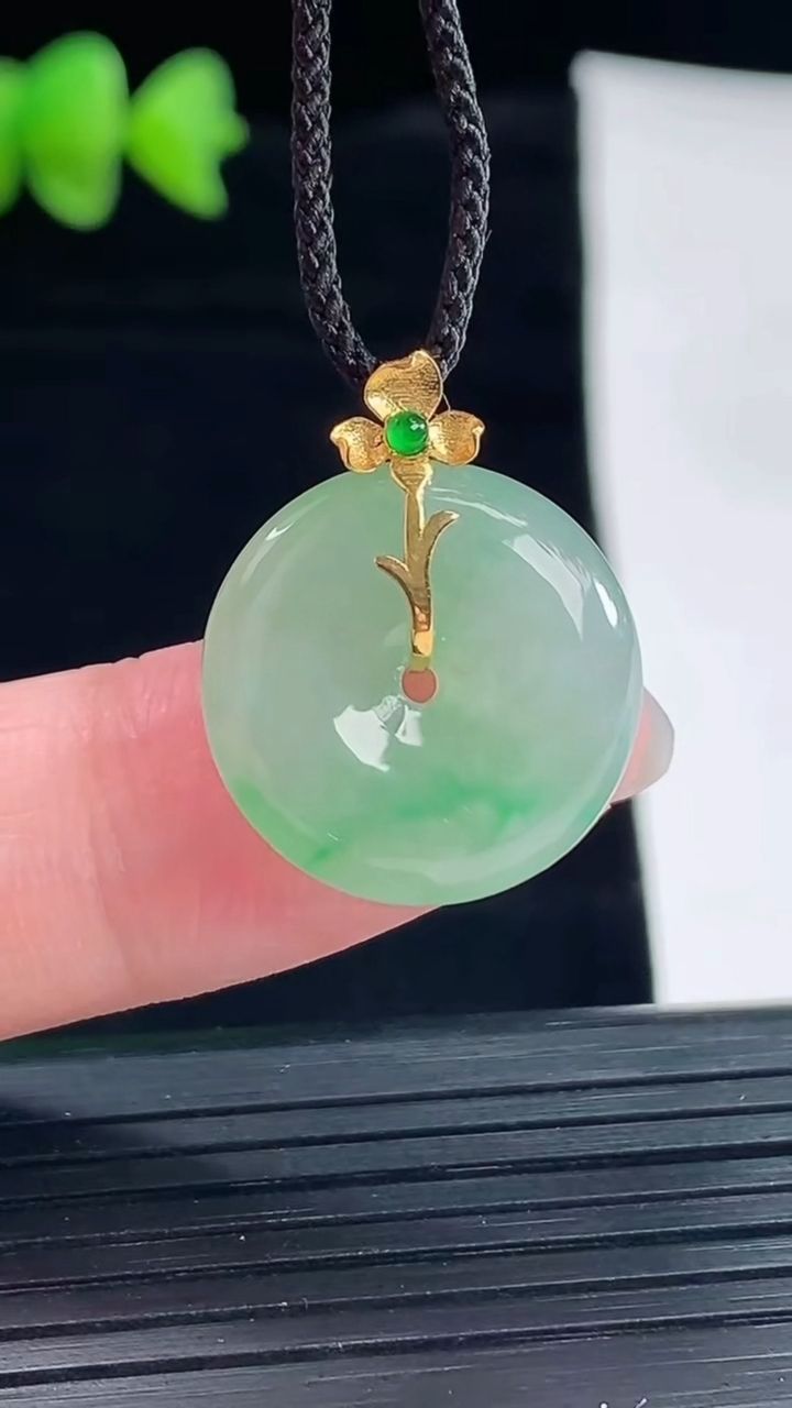 天然A货翡翠平安扣吊坠，尺寸18.5-4.8重量:3.44g
5月9日
