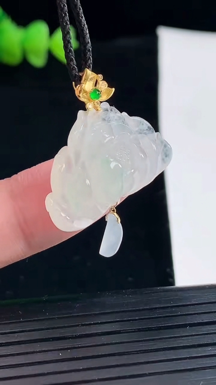 天然A货翡翠和和美美 荷花吊坠，尺寸16.5-28.5-9.8重量:6.27g
5月9日