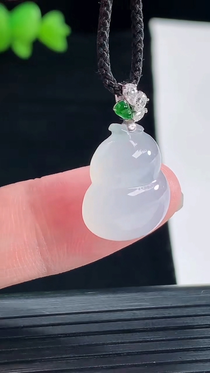 天然A货翡翠种白冰葫芦吊坠，尺寸16.5-14.6-7重量:3.13g
5月10日
