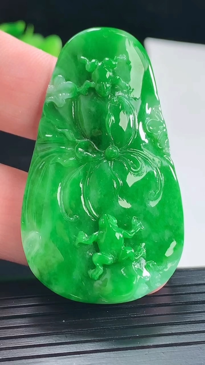 天然A货翡翠呱呱来财 荷叶吊坠，尺寸53-31.5-8重量:15.07g
5月10日
