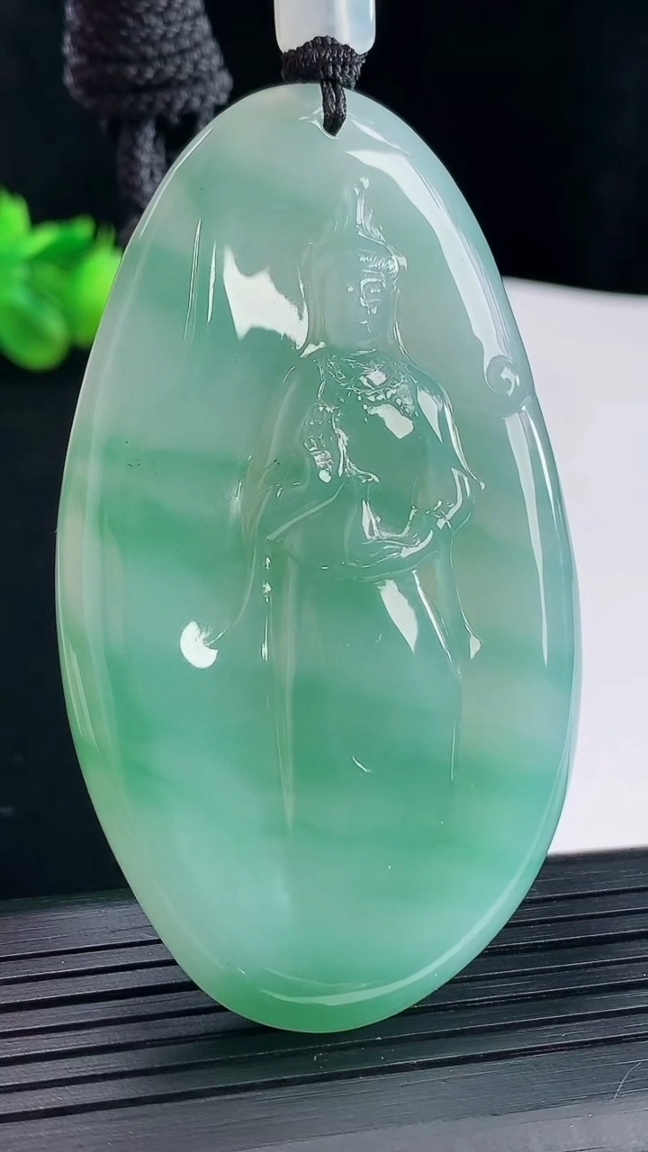 天然A货翡翠种飘花观音菩萨吊坠，尺寸71.6-41-8.3重量:53.67g
5月10日