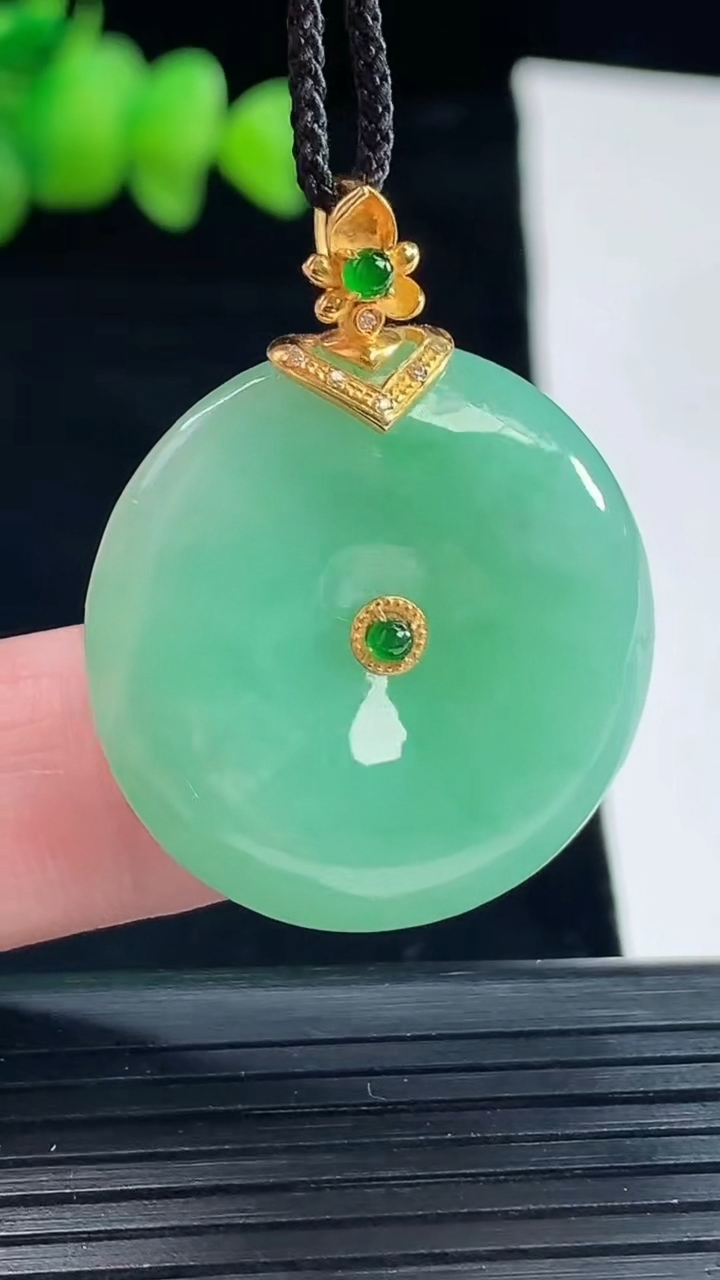 天然A货翡翠平安扣吊坠，尺寸28-5.8重量:10.36g
5月10日