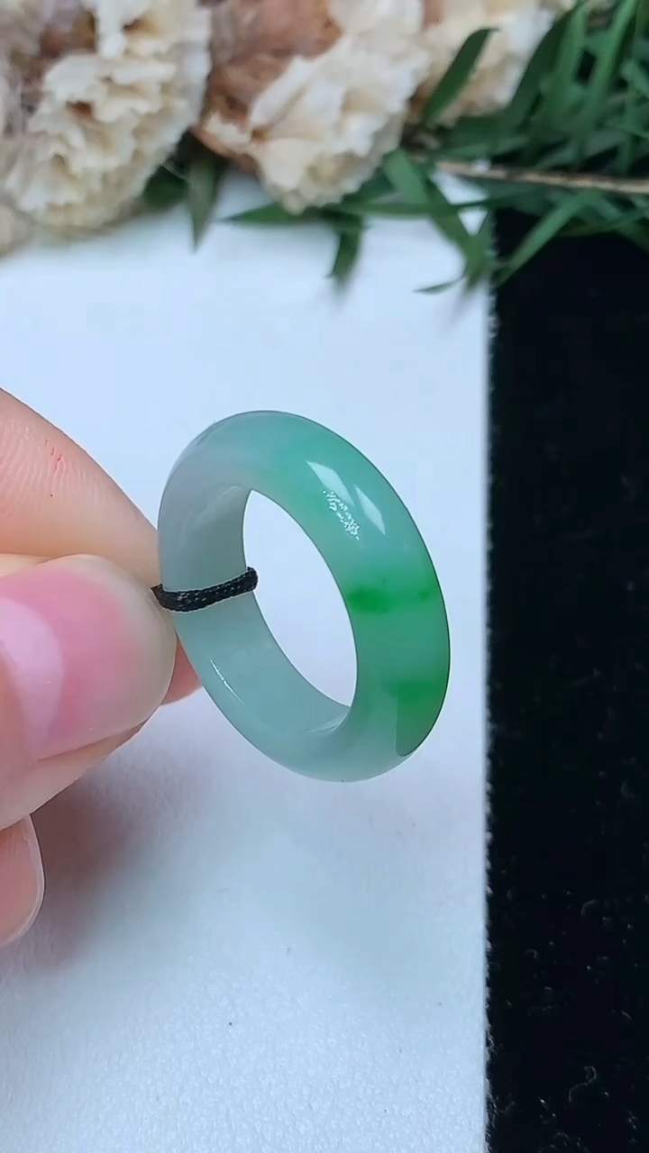 天然A货翡翠指环戒指，尺寸15.9-5.8-3.7，重量:3.81g2026年5月10日
工厂直销收