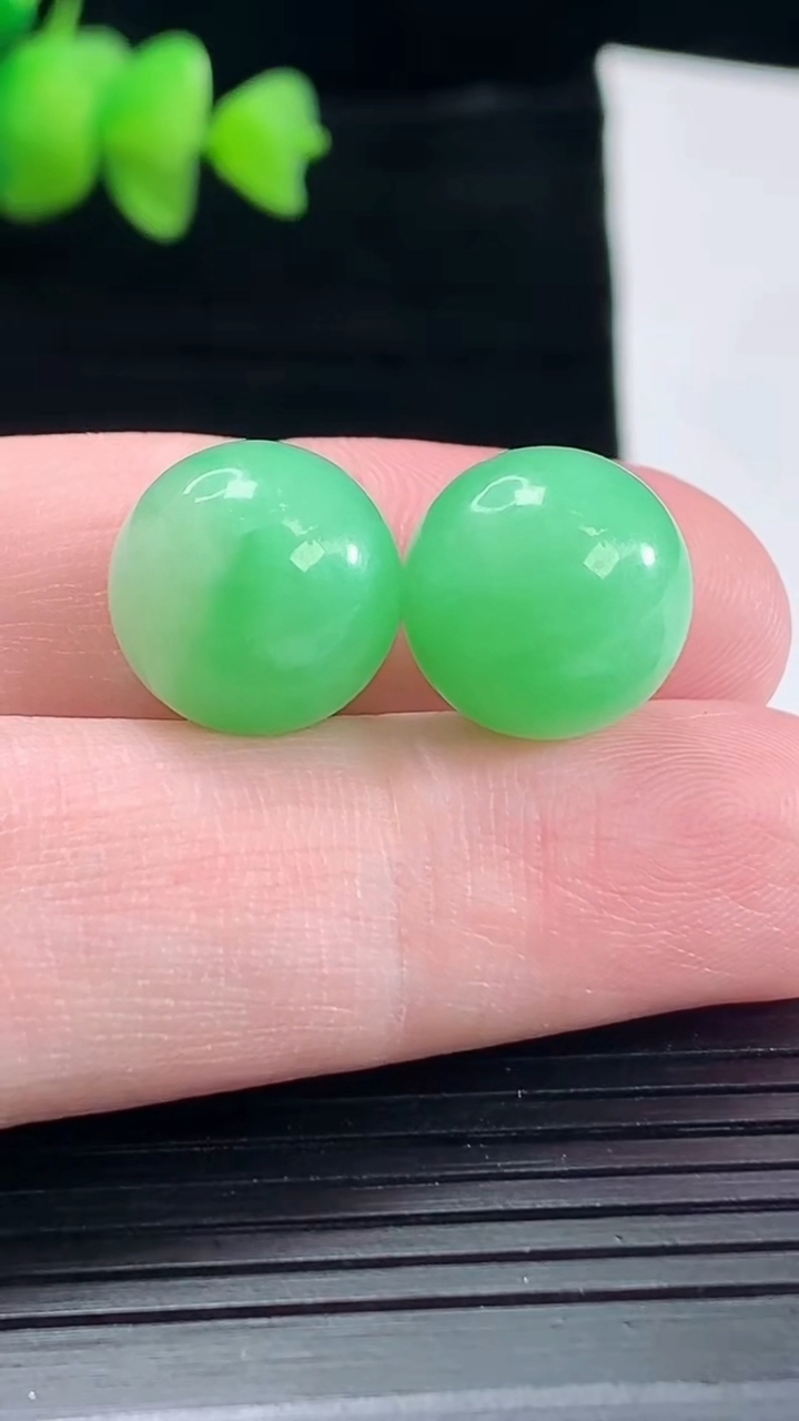 天然A货翡翠圆珠吊坠一对，尺寸13重量:8.31g
5月10日