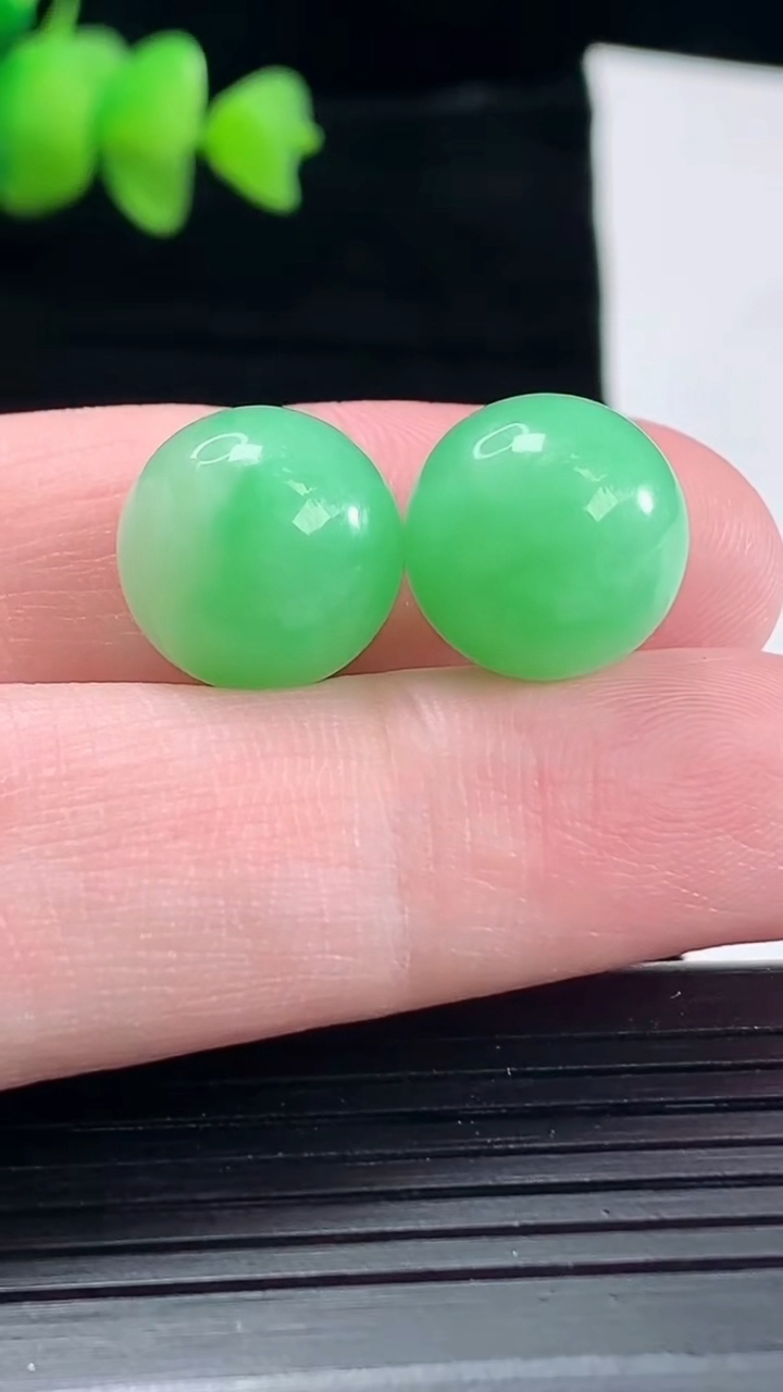 天然A货翡翠圆珠吊坠一对，尺寸13重量:8.31g
5月10日