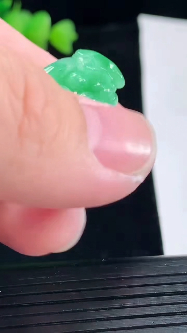 天然A货翡翠多子多福 葡萄吊坠，尺寸46-19-11重量:12.86g
5月10日