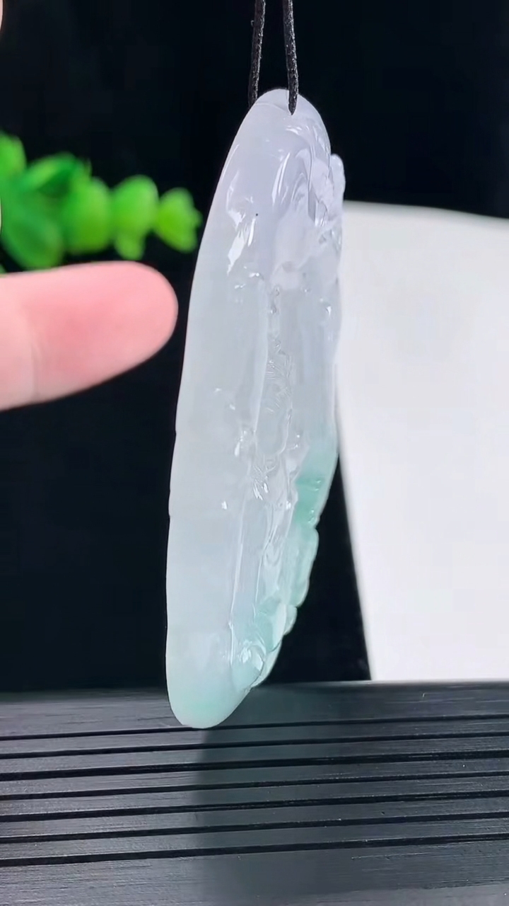 天然A货翡翠普贤菩萨吊坠，尺寸60-44-5.2重量:32.00g
5月10日