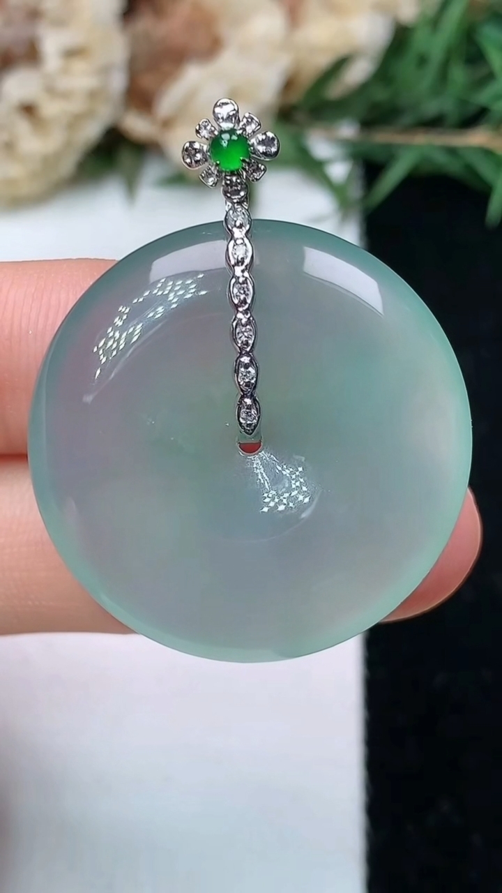 天然A货翡翠平安扣吊坠，尺寸27.9-5.4，重量:9.12g
5月10日