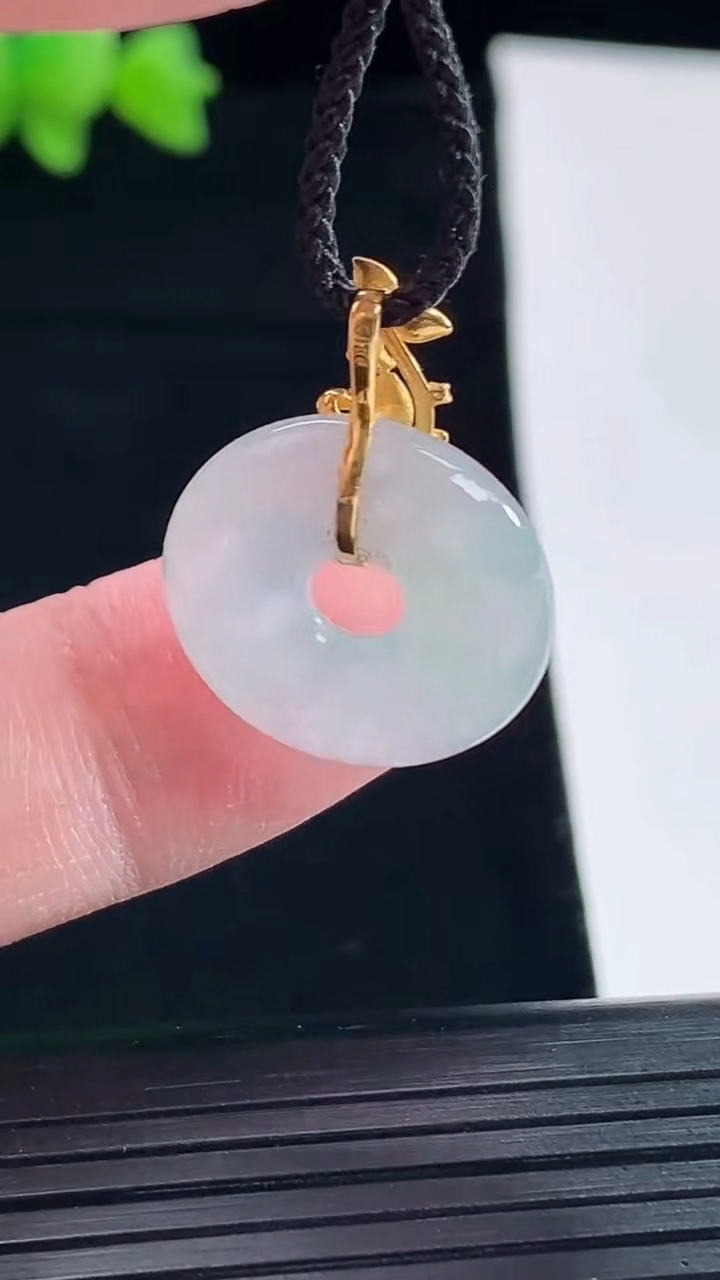 天然A货翡翠平安环吊坠，尺寸18-4.8重量:2.96g
5月10日