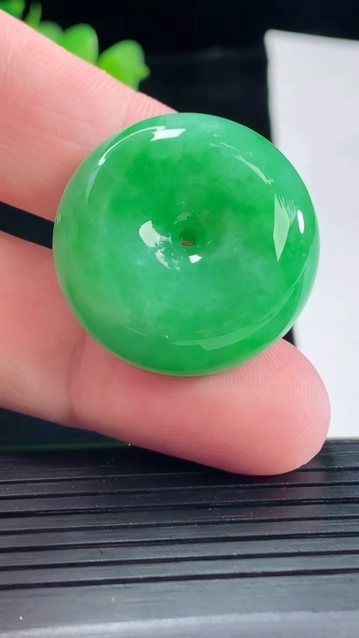 天然A货翡翠路路通吊坠，尺寸28-12.6重量:20.50g
5月10日