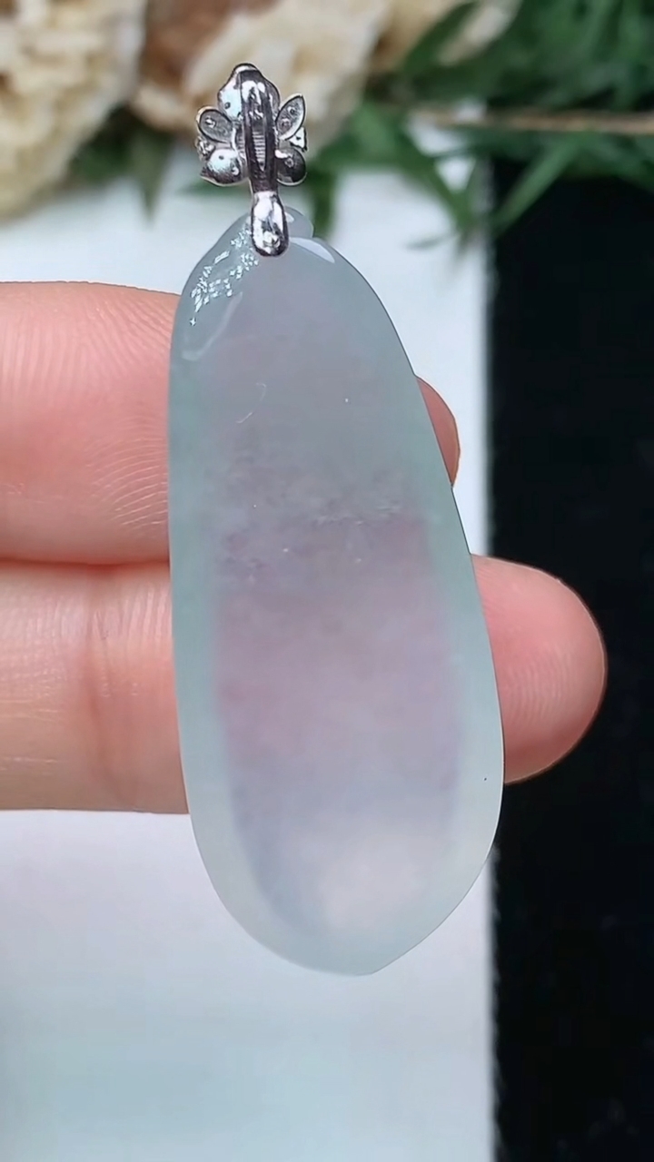 天然A货翡翠白冰福瓜吊坠，尺寸34.4-14.5-6，重量:6.34g
5月10日
