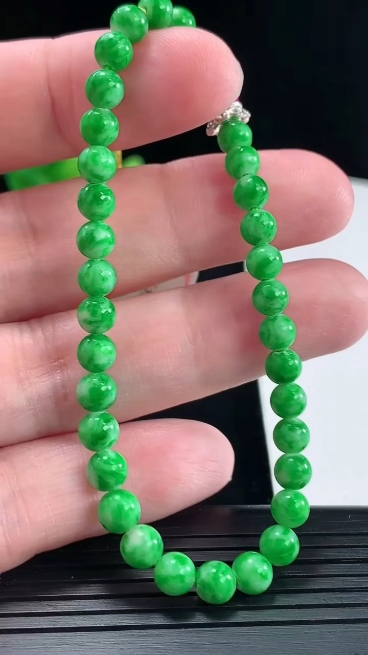天然A货翡翠圆珠手串，尺寸5-34颗重量:9.18g5月10日
工厂直销收藏佳品,种好水足，色泽均匀，有种有色，上手高大气！