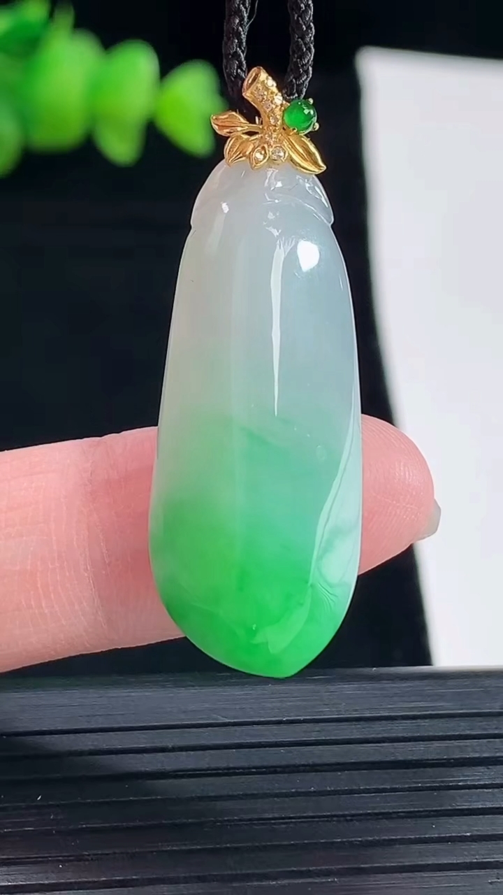 天然A货翡翠福瓜吊坠，尺寸34-14-8重量:6.72g
5月10日