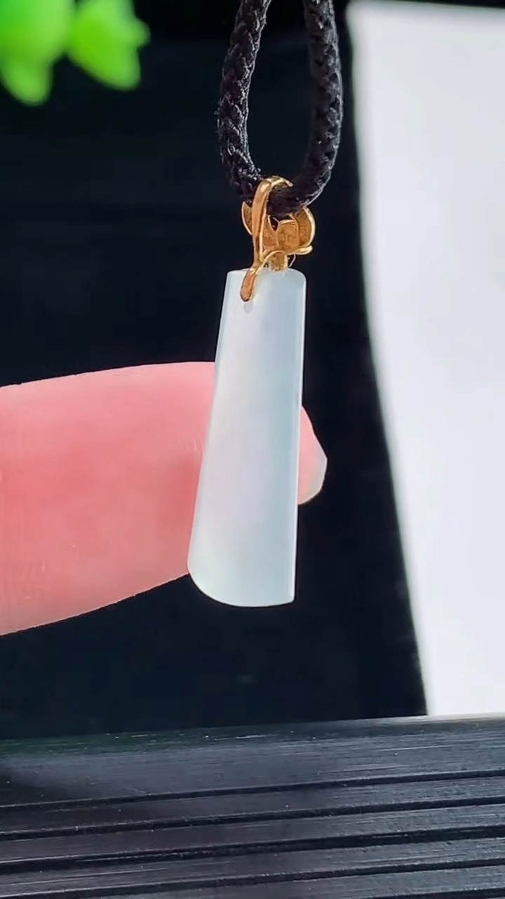天然A货翡翠无事牌吊坠，尺寸20-8-4.5重量:1.41g
5月10日