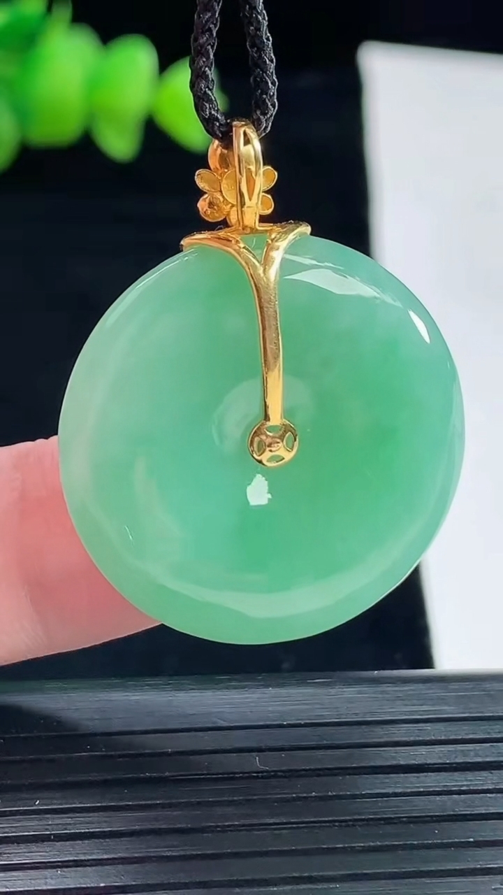 天然A货翡翠平安扣吊坠，尺寸28-5.8重量:10.36g
5月10日