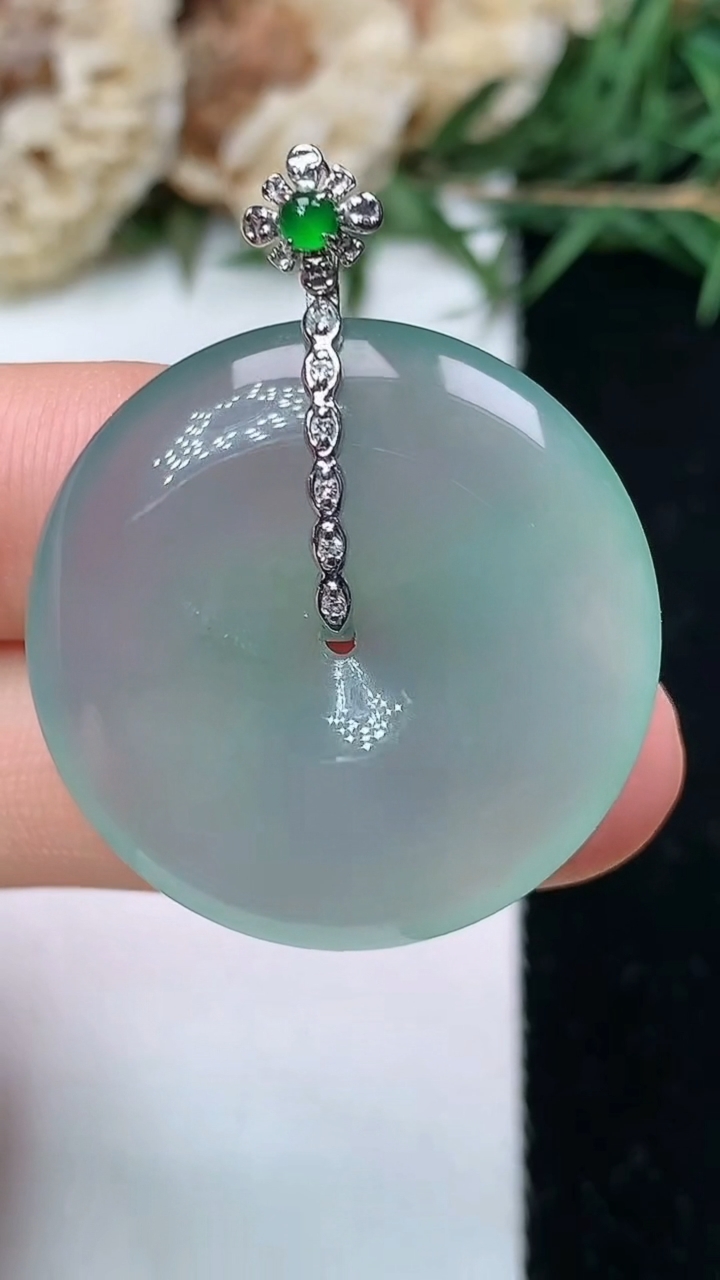 天然A货翡翠平安扣吊坠，尺寸27.9-5.4，重量:9.12g
5月10日