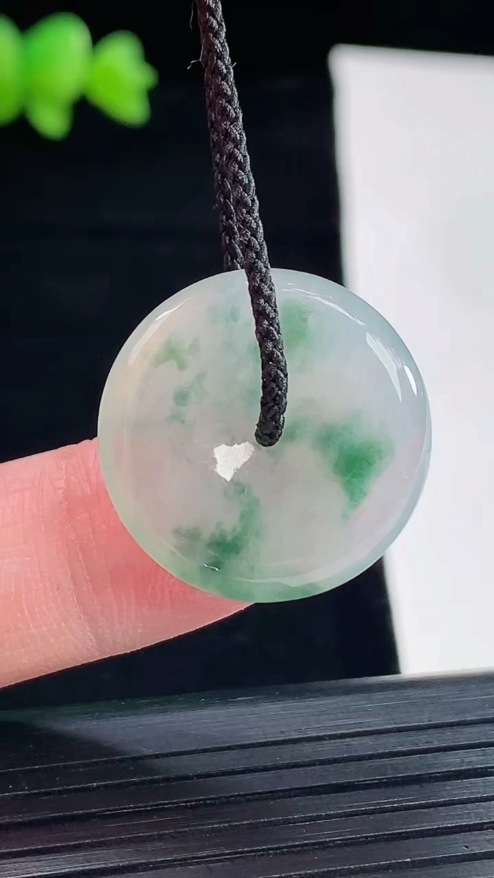 天然A货翡翠飘花平安扣吊坠，尺寸22-4.2重量:4.30g
5月10日
