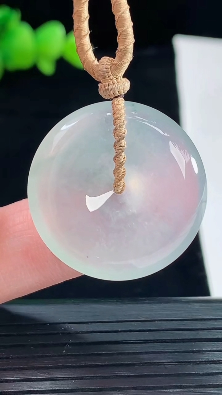 天然A货翡翠平安扣吊坠，尺寸27.5-6.5重量:12.18g
5月10日