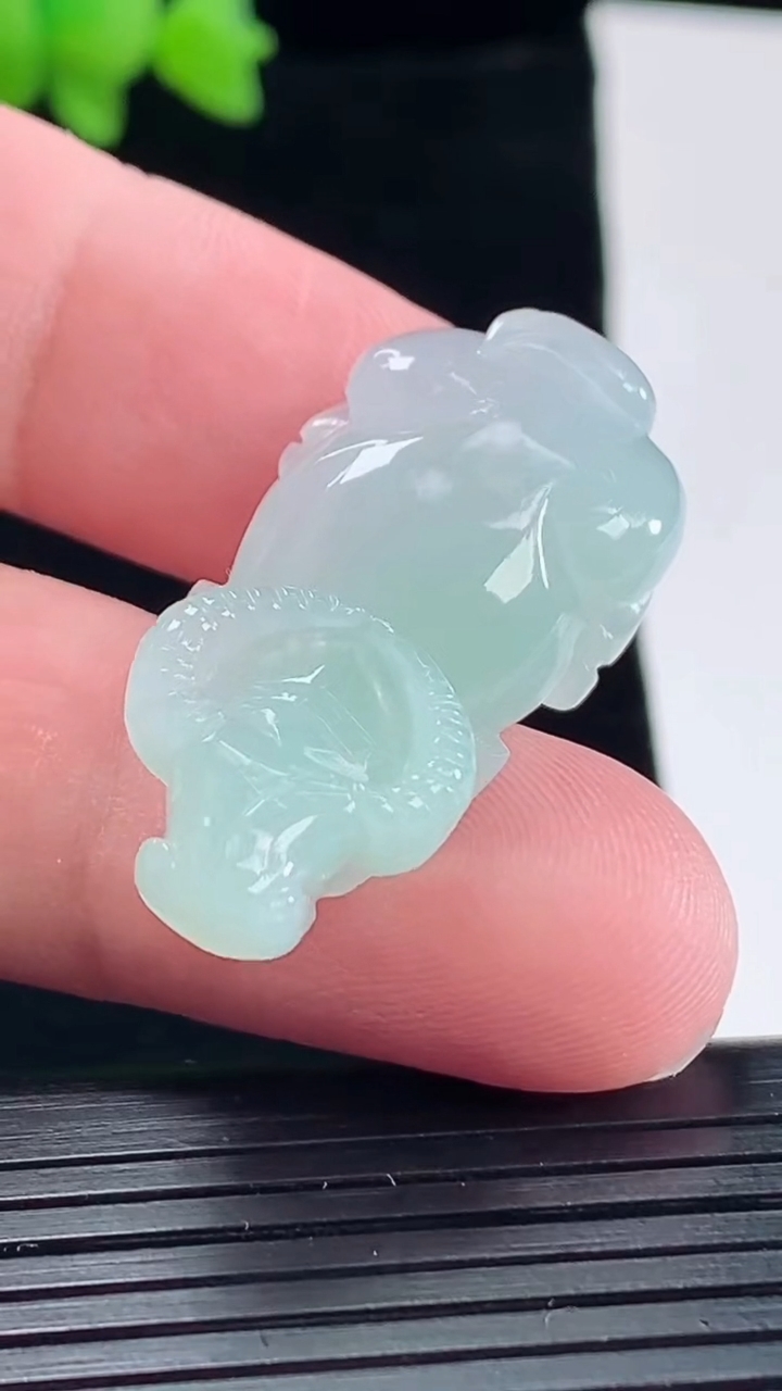 天然A货翡翠生肖牛吊坠，尺寸33-17.2-8重量:9.06g
5月10日