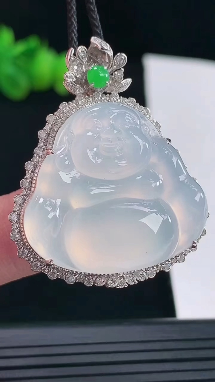 天然A货翡翠种白冰佛公吊坠，尺寸40-32-12，裸石26-28.5重量:13.90g
5月10日