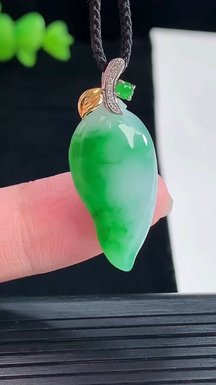 天然A货翡翠福瓜吊坠，尺寸23-13-6重量:3.96g
5月10日