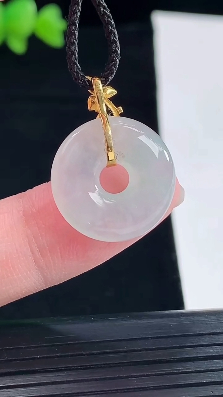 天然A货翡翠平安环吊坠，尺寸18-4.8重量:2.96g
5月10日