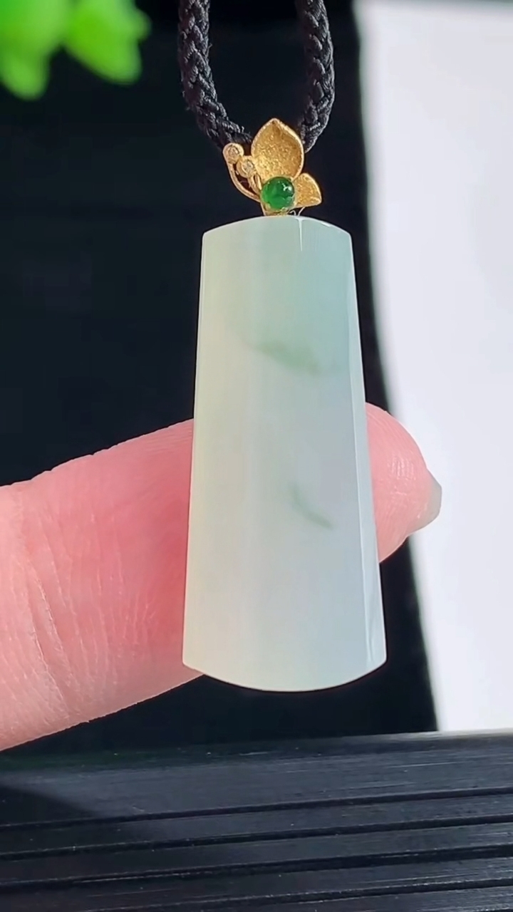 天然A货翡翠18k金飘花无事牌吊坠，尺寸25.6-11-6重量:3.47g
5月10日