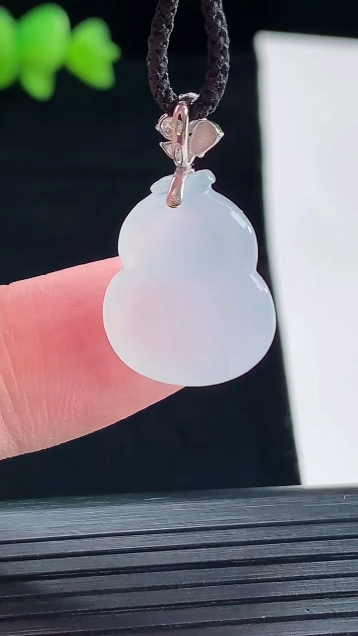 天然A货翡翠种白冰葫芦吊坠，尺寸16.5-14.6-7重量:3.13g
5月10日