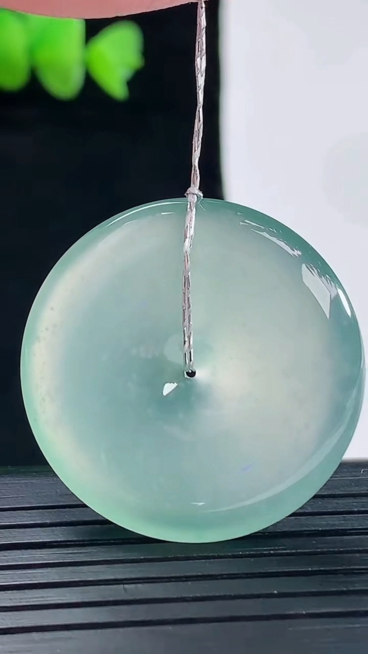 天然A货翡翠平安扣吊坠，尺寸31.8-6重量:12.42g
5月10日