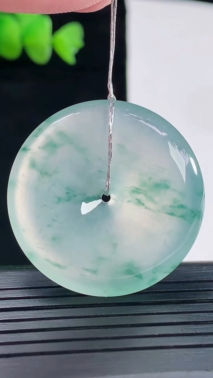天然A货翡翠种飘花平安扣吊坠，尺寸34-6重量:14.28g
5月10日